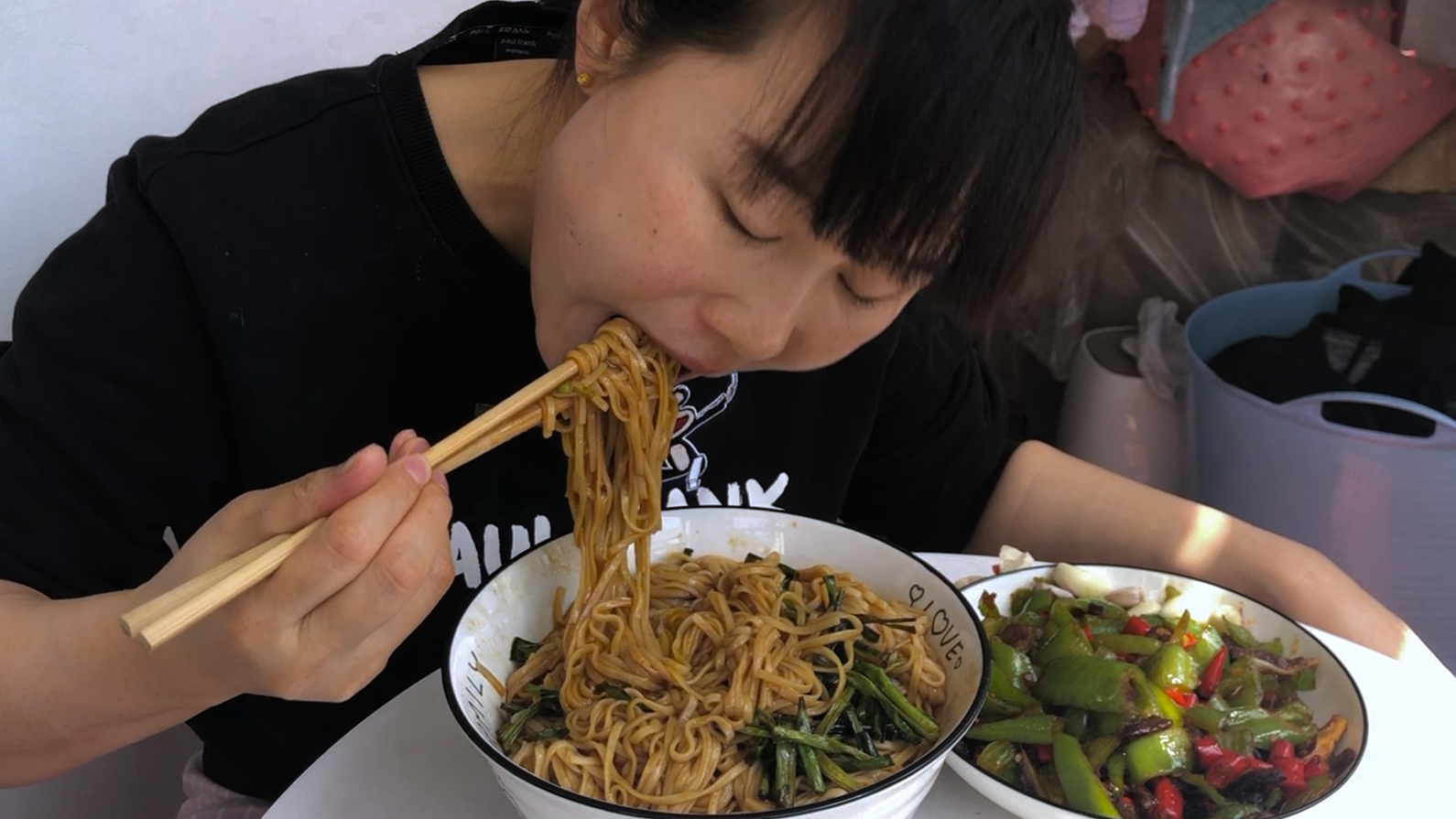 一斤葱油拌面,二两肉,妹子做辣椒炒肉配面吃,辣得汗直流,过瘾